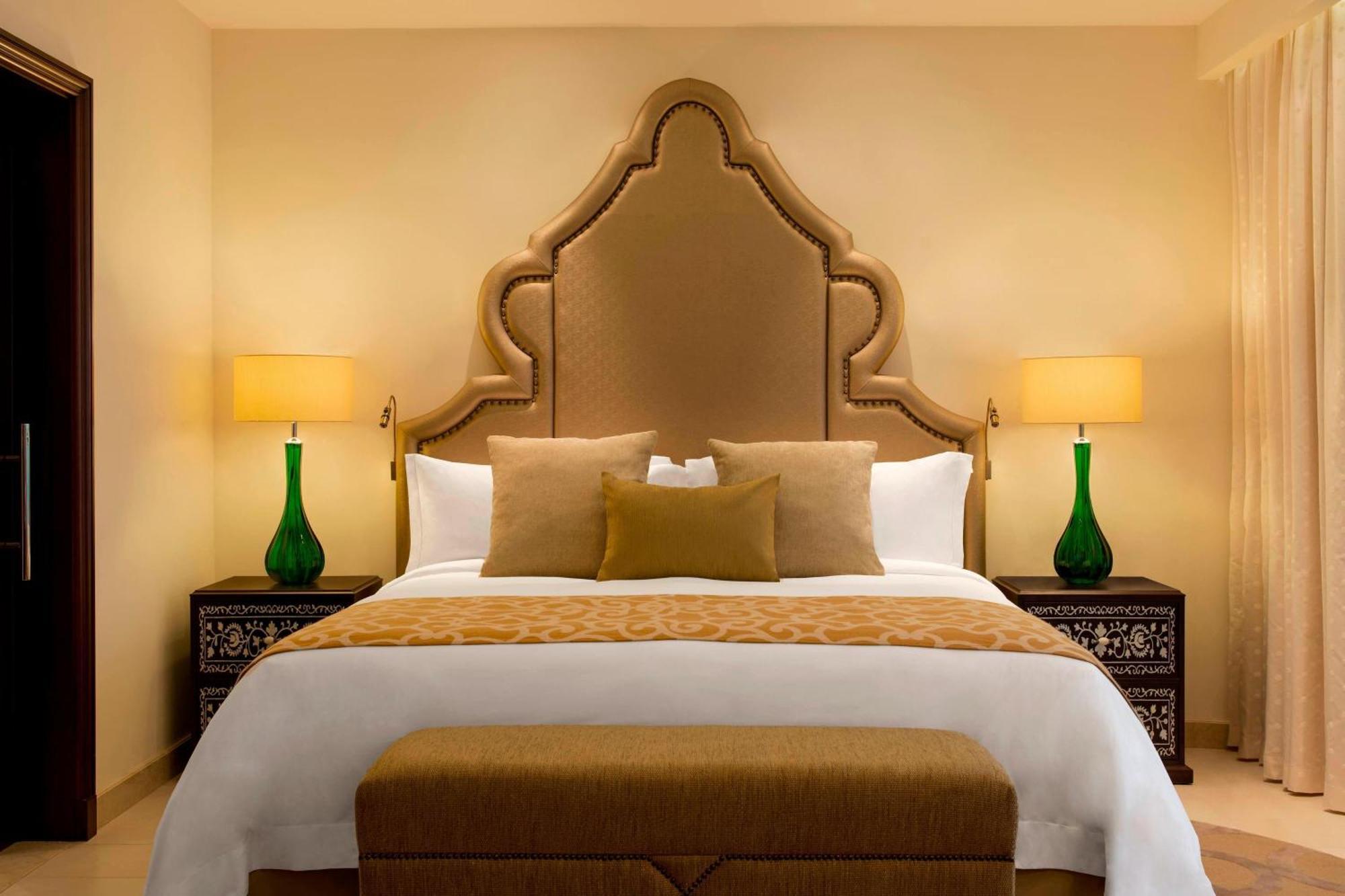 Ajman Saray, A Luxury Collection Resort, Ajman Exterior foto A bedroom at the Ritz-Carlton, DIFC