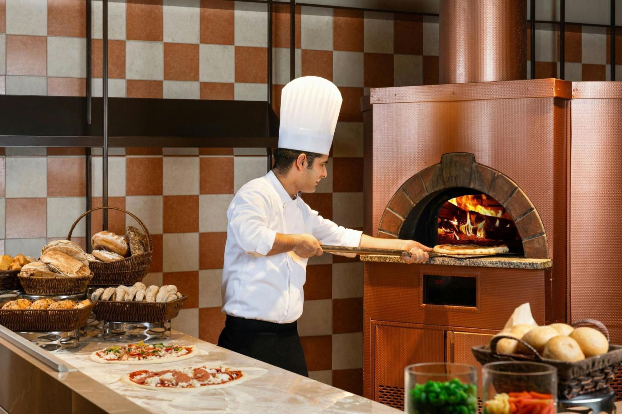 Ajman Saray, A Luxury Collection Resort, Ajman Exterior foto A pizzaiolo making a pizza